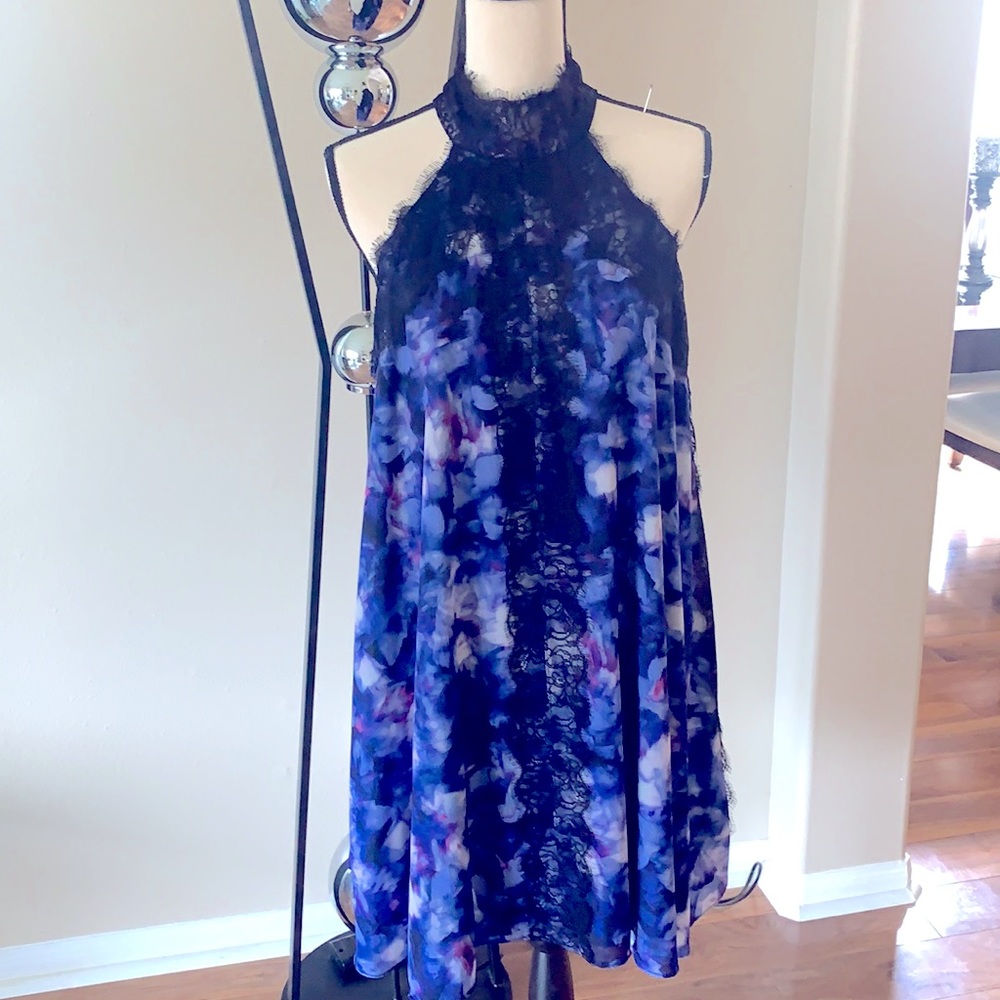 A flowy style, trimmed in black lace, fully lined